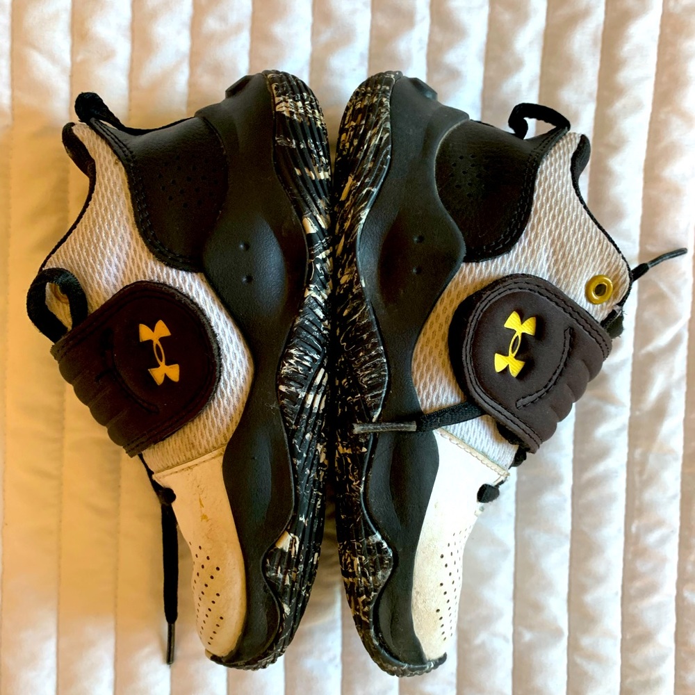 Boys Under Armour Basketball Shoes Size 12